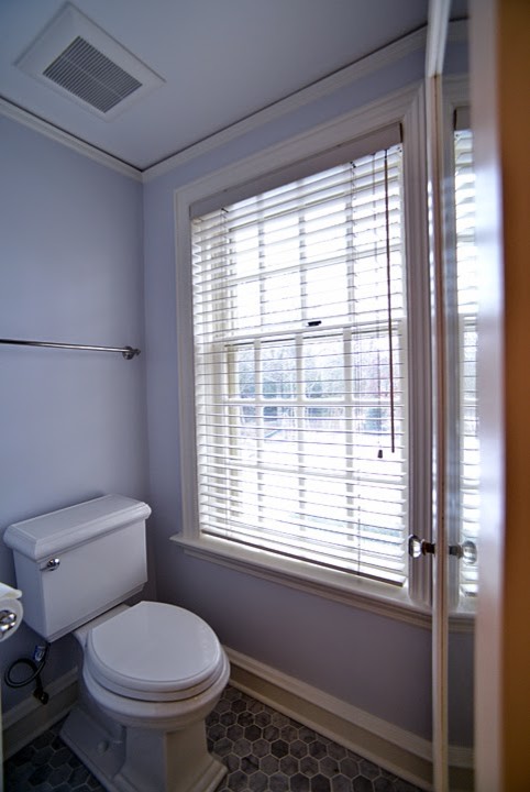 Bild på ett mellanstort vintage en-suite badrum, med ett integrerad handfat, möbel-liknande, skåp i mörkt trä, marmorbänkskiva, en dubbeldusch, en toalettstol med hel cisternkåpa, vit kakel, perrakottakakel, vita väggar och klinkergolv i småsten