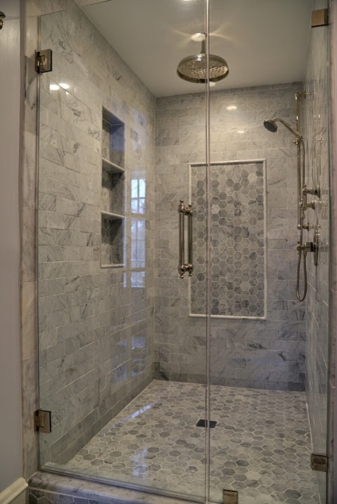 Inredning av ett klassiskt mellanstort en-suite badrum, med ett integrerad handfat, möbel-liknande, skåp i mörkt trä, marmorbänkskiva, en dubbeldusch, en toalettstol med hel cisternkåpa, vit kakel, perrakottakakel, vita väggar och mosaikgolv