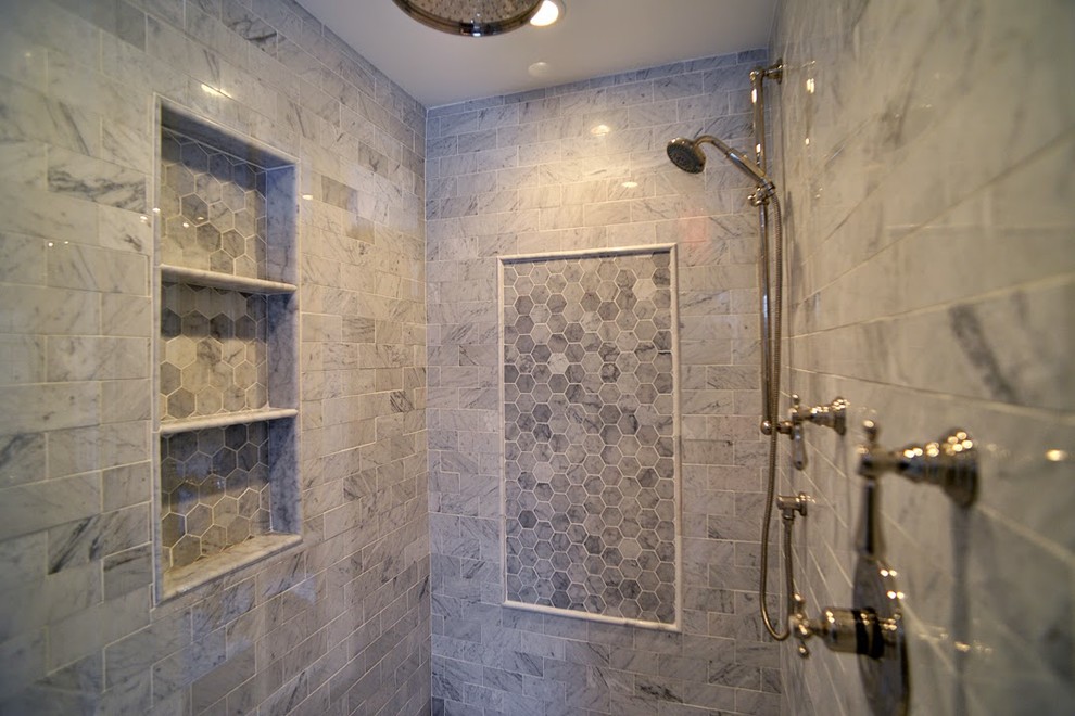 Exemple d'une salle de bain principale chic en bois foncé de taille moyenne avec un lavabo intégré, un placard en trompe-l'oeil, un plan de toilette en marbre, une douche double, WC à poser, un carrelage blanc, des carreaux en terre cuite et un mur blanc.