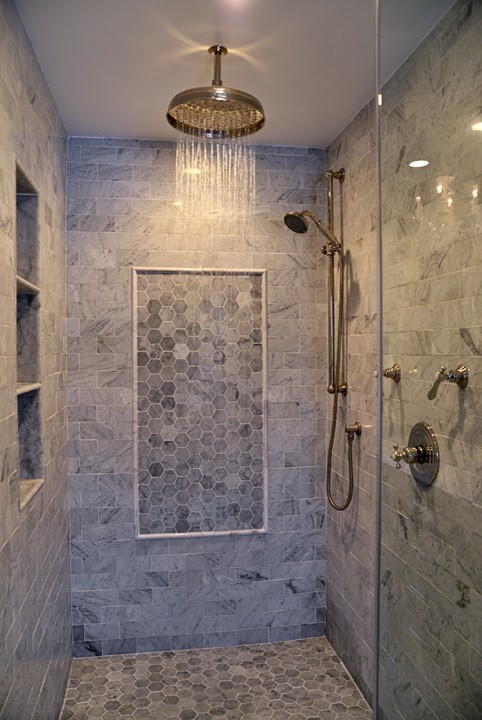 Foto på ett mellanstort vintage en-suite badrum, med ett integrerad handfat, möbel-liknande, skåp i mörkt trä, marmorbänkskiva, en dubbeldusch, en toalettstol med hel cisternkåpa, vit kakel, perrakottakakel, vita väggar och mosaikgolv