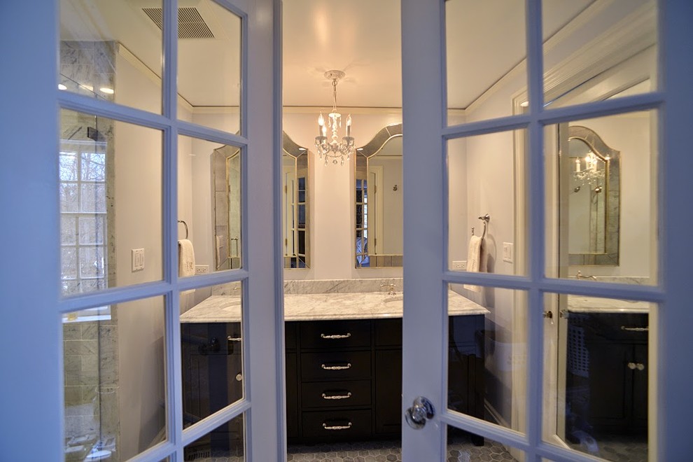 Exempel på ett mellanstort klassiskt en-suite badrum, med ett integrerad handfat, möbel-liknande, skåp i mörkt trä, marmorbänkskiva, en dubbeldusch, en toalettstol med hel cisternkåpa, vit kakel, perrakottakakel, vita väggar och klinkergolv i småsten