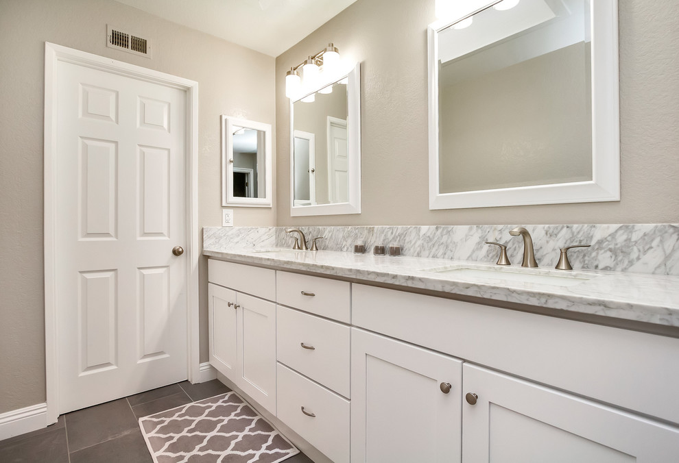 Lantlig inredning av ett mellanstort en-suite badrum, med skåp i shakerstil, vita skåp, grå kakel, porslinskakel, grå väggar, klinkergolv i porslin, ett undermonterad handfat och bänkskiva i kvarts