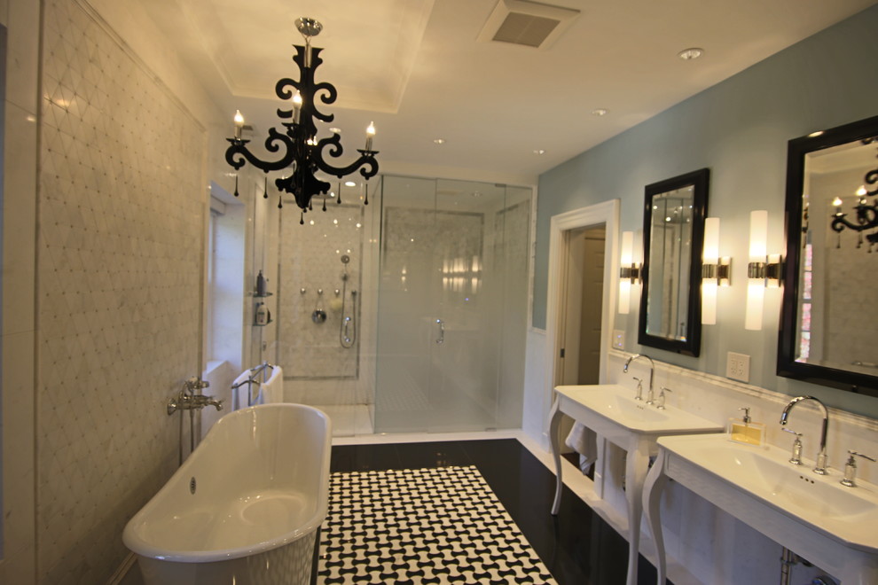 Idéer för att renovera ett stort vintage en-suite badrum, med öppna hyllor, svarta skåp, ett fristående badkar, en kantlös dusch, en toalettstol med hel cisternkåpa, svart och vit kakel, stenkakel, blå väggar, marmorgolv, ett piedestal handfat, bänkskiva i akrylsten, svart golv och dusch med gångjärnsdörr