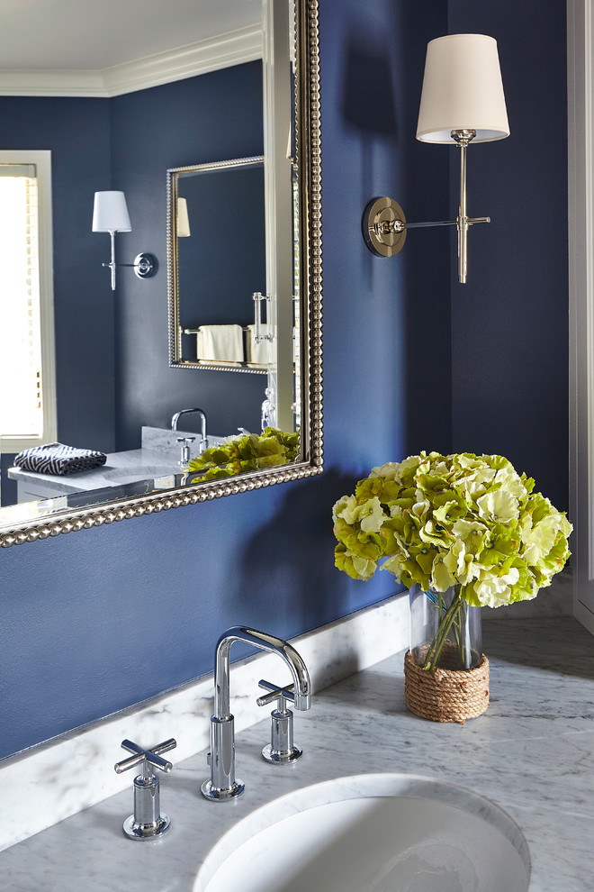 Foto di una grande stanza da bagno padronale design con lavabo sottopiano, ante a filo, ante bianche, top in marmo, doccia ad angolo, piastrelle bianche e pareti blu