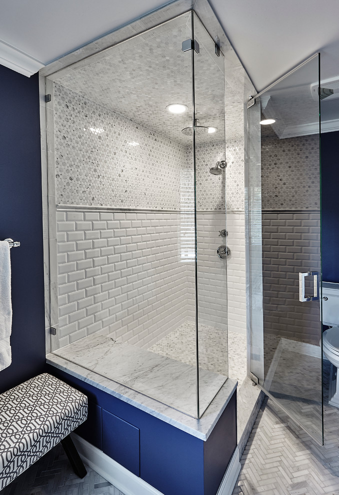 Immagine di una grande stanza da bagno padronale contemporanea con lavabo sottopiano, ante a filo, ante bianche, top in marmo, doccia ad angolo, piastrelle bianche e pareti blu