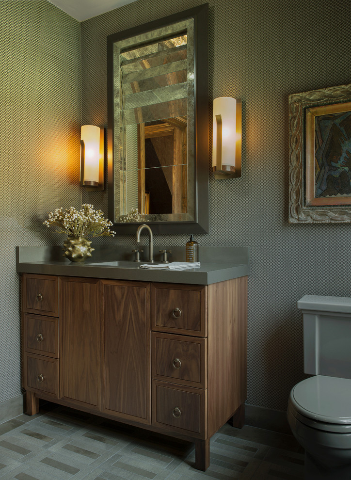 Idee per una stanza da bagno con doccia classica di medie dimensioni con lavabo sottopiano, ante in legno scuro, top in marmo, WC monopezzo, piastrelle verdi, pareti verdi e pavimento con piastrelle in ceramica
