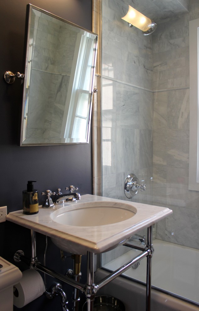 Inspiration pour un petit WC et toilettes traditionnel avec un lavabo encastré, un plan de toilette en marbre, WC séparés, un carrelage gris, un carrelage de pierre, parquet foncé, un mur bleu, un sol marron, un plan de toilette blanc et meuble-lavabo sur pied.