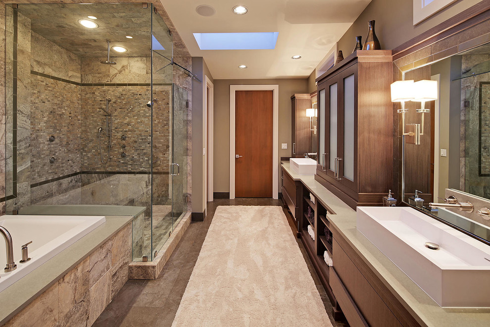 Modernes Badezimmer En Suite mit Glasfronten, dunklen Holzschränken, Kalkstein-Waschbecken/Waschtisch, farbigen Fliesen und Steinfliesen in Seattle