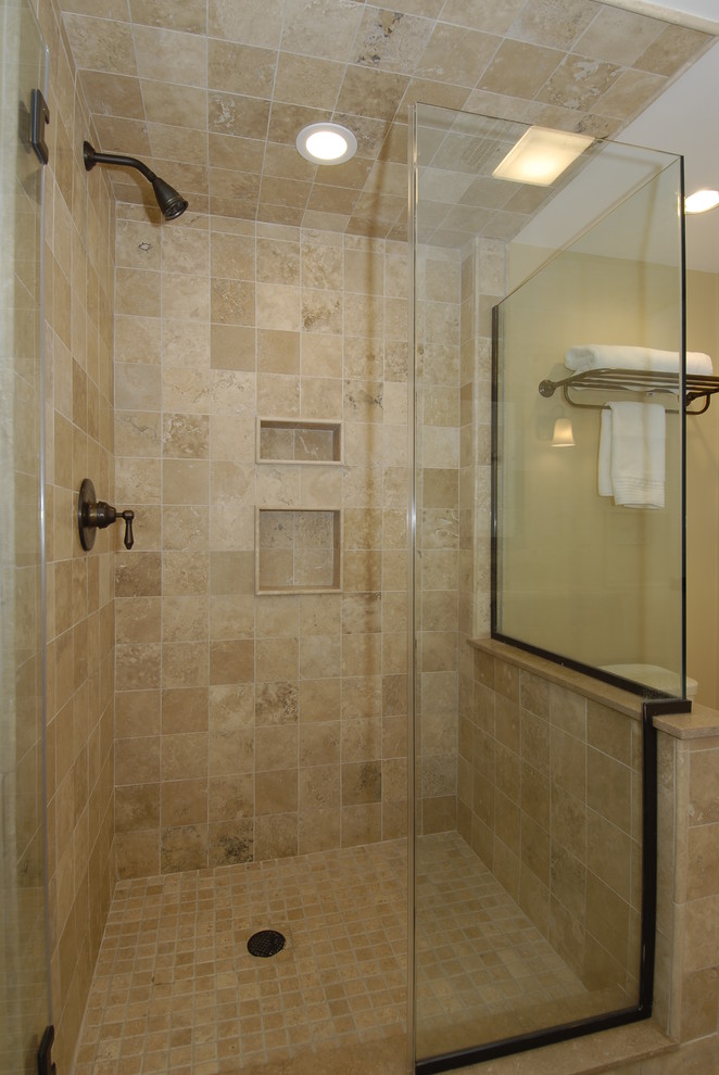 Ispirazione per una stanza da bagno padronale classica con ante in stile shaker, ante in legno scuro, pareti beige, pavimento con piastrelle in ceramica e top in granito