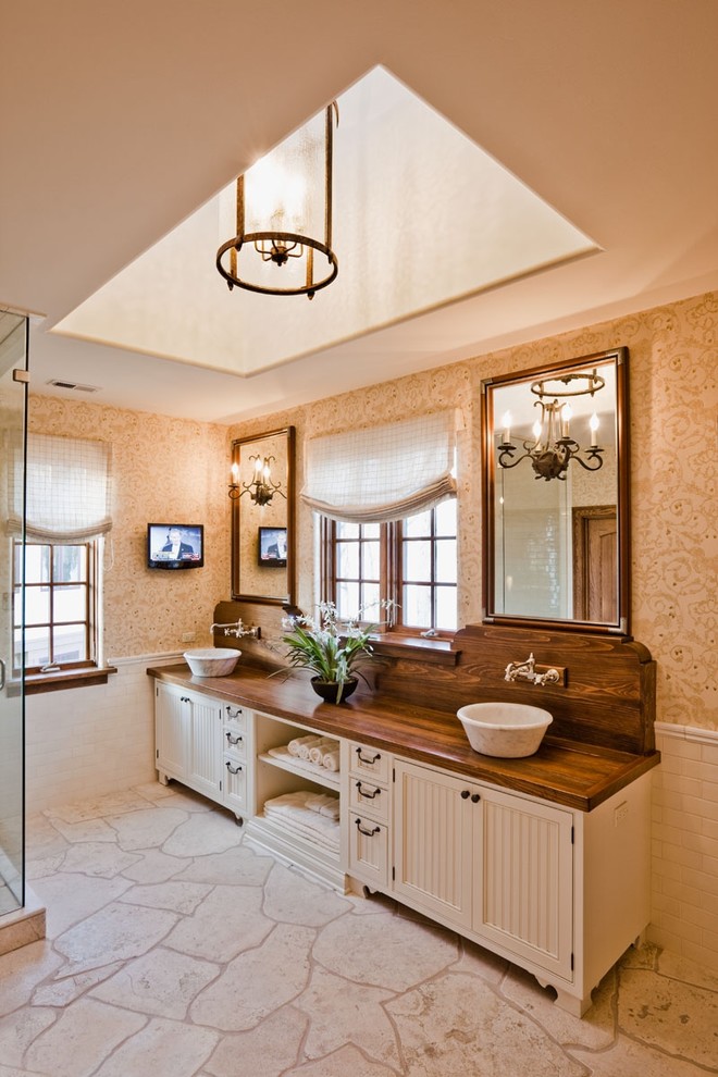 Идея дизайна: ванная комната в классическом стиле с настольной раковиной, белыми фасадами, столешницей из дерева, угловым душем, белой плиткой и плиткой кабанчик