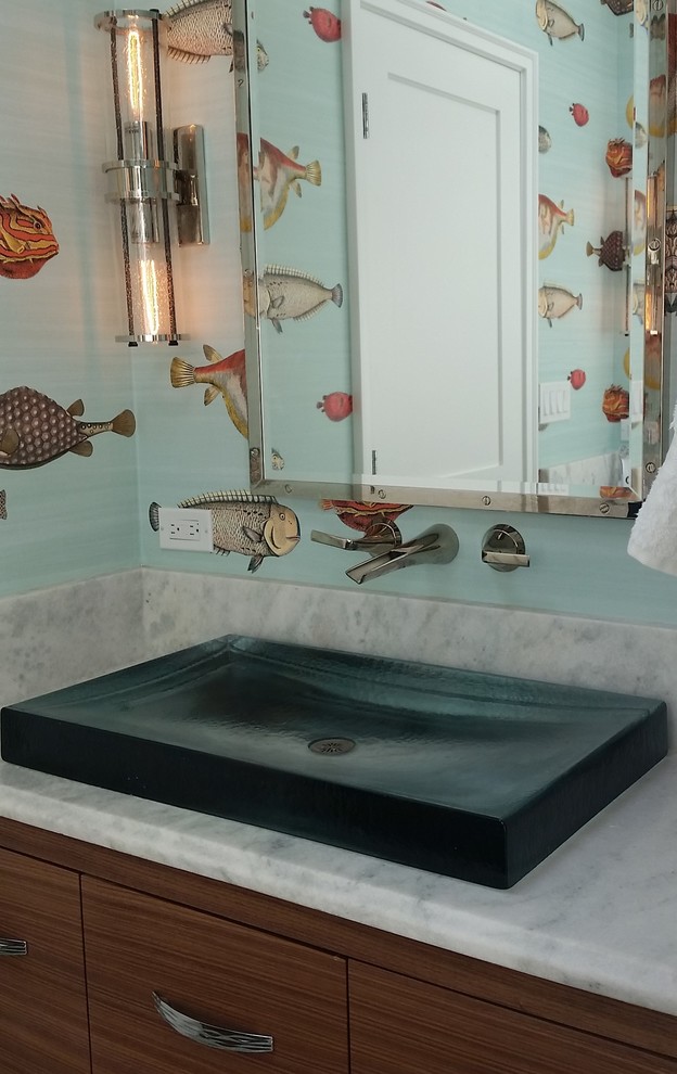 На фото: детская ванная комната среднего размера в морском стиле с плоскими фасадами, разноцветными стенами, мраморной столешницей, фасадами цвета дерева среднего тона, разноцветной плиткой, белой столешницей, ванной в нише, душем над ванной, инсталляцией, керамической плиткой, полом из мозаичной плитки, настольной раковиной, зеленым полом и шторкой для ванной с