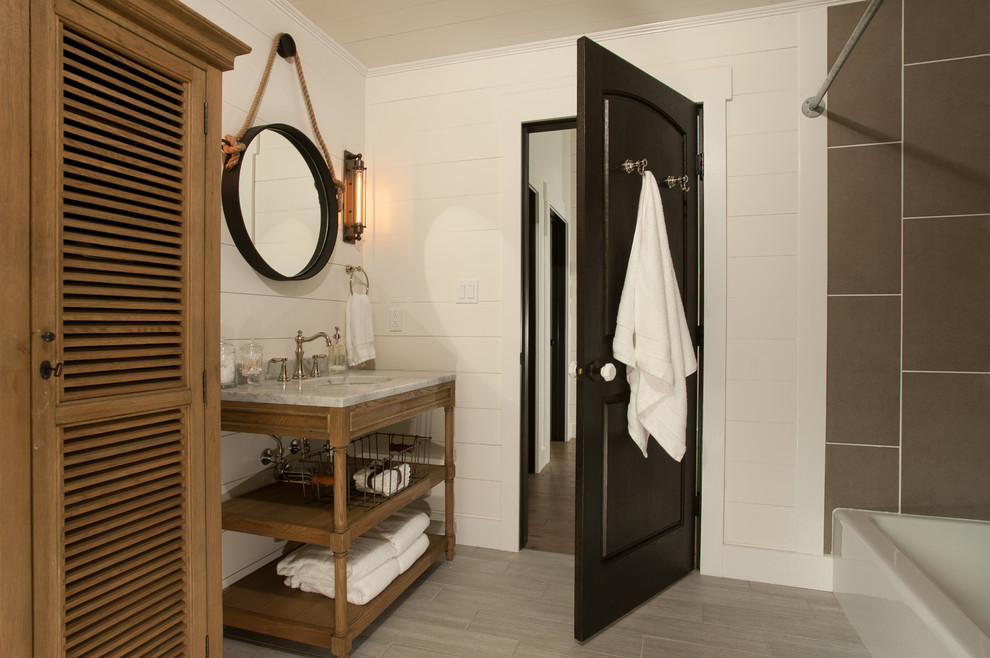 Rustikales Badezimmer mit Duschbadewanne und Badewanne in Nische in New York