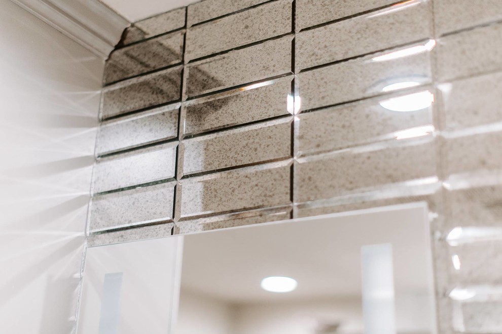 Foto di una stanza da bagno padronale chic con ante con riquadro incassato, ante grigie, piastrelle a specchio, pareti grigie, lavabo a bacinella, top in marmo, pavimento grigio e top bianco