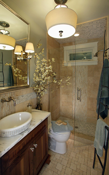 Источник вдохновения для домашнего уюта: ванная комната в современном стиле с фасадами с утопленной филенкой, темными деревянными фасадами, мраморной столешницей, душем в нише, унитазом-моноблоком, бежевой плиткой, серыми стенами и полом из керамической плитки