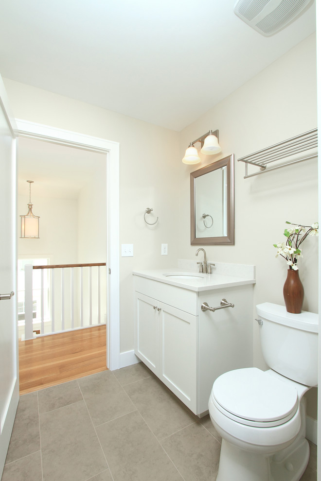 Пример оригинального дизайна: ванная комната в классическом стиле с врезной раковиной, фасадами в стиле шейкер, белыми фасадами, раздельным унитазом, серым полом и белой столешницей