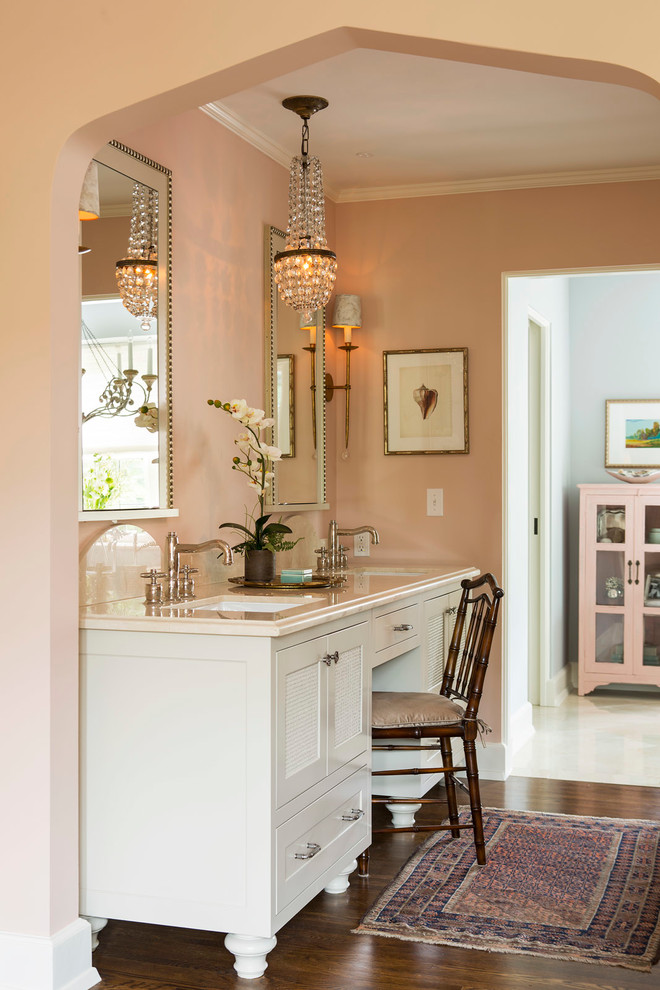 Idée de décoration pour une salle de bain tradition avec un lavabo encastré, des portes de placard blanches, parquet foncé et un placard à porte shaker.