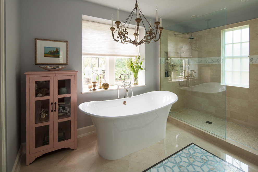 На фото: ванная комната в классическом стиле с отдельно стоящей ванной, открытым душем, бежевой плиткой, серыми стенами, открытым душем и окном
