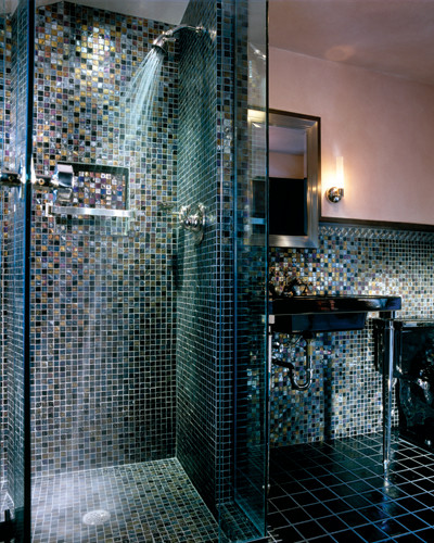 Пример оригинального дизайна: главная ванная комната в современном стиле с консольной раковиной, угловым душем, унитазом-моноблоком, синей плиткой и белыми стенами