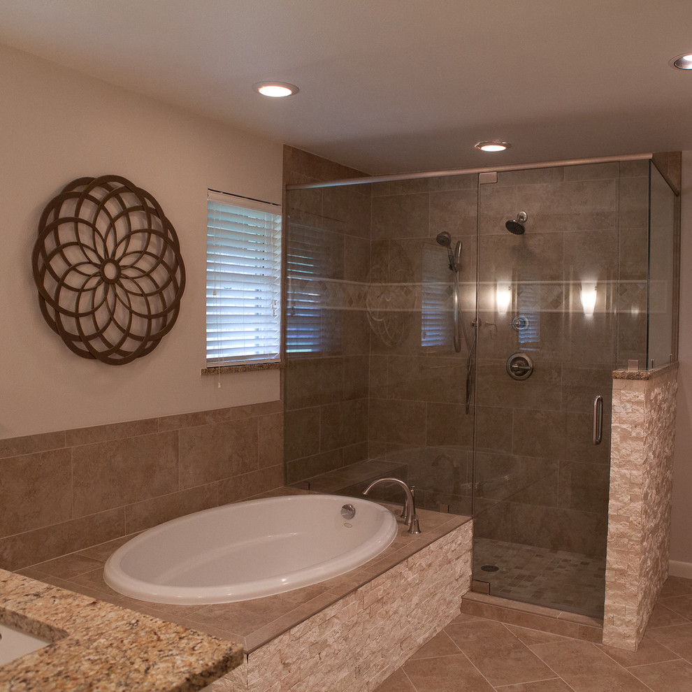 Idée de décoration pour une salle de bain tradition avec une baignoire posée et des carreaux de porcelaine.