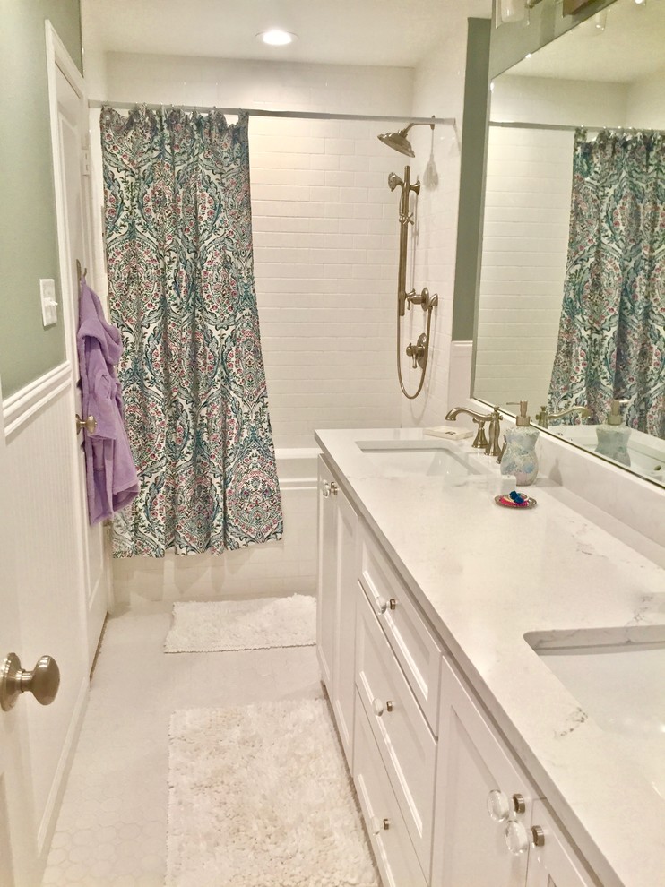 Exempel på ett mellanstort klassiskt vit vitt badrum för barn, med skåp i shakerstil, vita skåp, ett platsbyggt badkar, vit kakel, porslinskakel, gröna väggar, klinkergolv i porslin, ett undermonterad handfat, bänkskiva i kvarts, vitt golv och dusch med duschdraperi