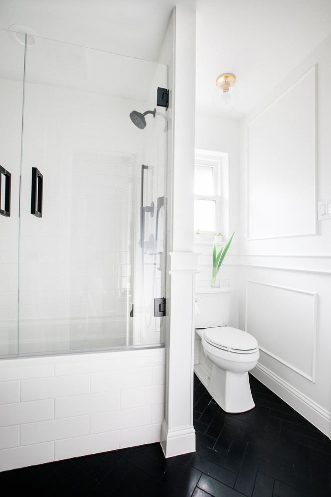 Inspiration pour une petite salle d'eau traditionnelle avec un placard à porte shaker, des portes de placard blanches, une baignoire posée, un combiné douche/baignoire, WC séparés, un carrelage blanc, des carreaux de porcelaine, un mur blanc, un sol en calcaire, un lavabo encastré, un plan de toilette en quartz modifié, un sol noir, une cabine de douche à porte battante et un plan de toilette blanc.