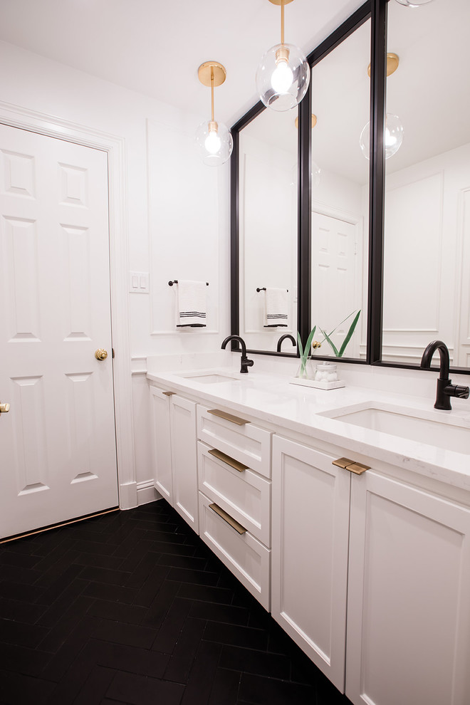 Источник вдохновения для домашнего уюта: маленькая ванная комната в стиле неоклассика (современная классика) с фасадами в стиле шейкер, белыми фасадами, накладной ванной, душем над ванной, раздельным унитазом, белой плиткой, керамогранитной плиткой, белыми стенами, полом из известняка, душевой кабиной, врезной раковиной, столешницей из искусственного кварца, черным полом, душем с распашными дверями и белой столешницей для на участке и в саду
