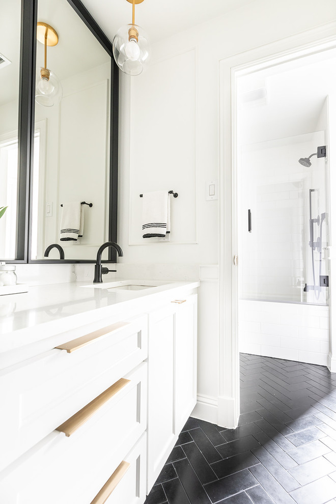 Идея дизайна: маленькая ванная комната в стиле неоклассика (современная классика) с фасадами в стиле шейкер, белыми фасадами, накладной ванной, душем над ванной, раздельным унитазом, белой плиткой, керамогранитной плиткой, белыми стенами, полом из известняка, душевой кабиной, врезной раковиной, столешницей из искусственного кварца, черным полом, душем с распашными дверями и белой столешницей для на участке и в саду