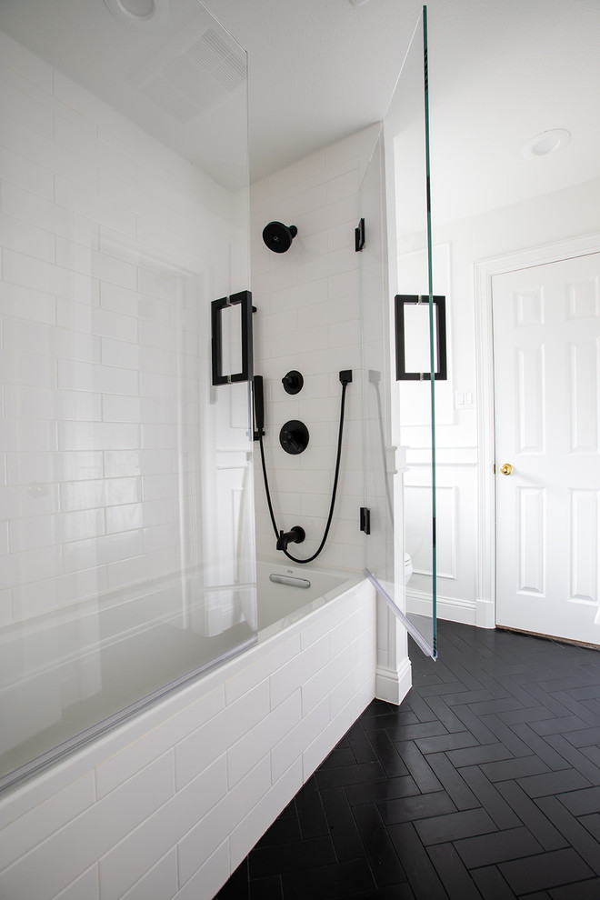 На фото: маленькая ванная комната в стиле неоклассика (современная классика) с фасадами в стиле шейкер, белыми фасадами, накладной ванной, душем над ванной, раздельным унитазом, белой плиткой, керамогранитной плиткой, белыми стенами, полом из известняка, душевой кабиной, врезной раковиной, столешницей из искусственного кварца, черным полом, душем с распашными дверями и белой столешницей для на участке и в саду