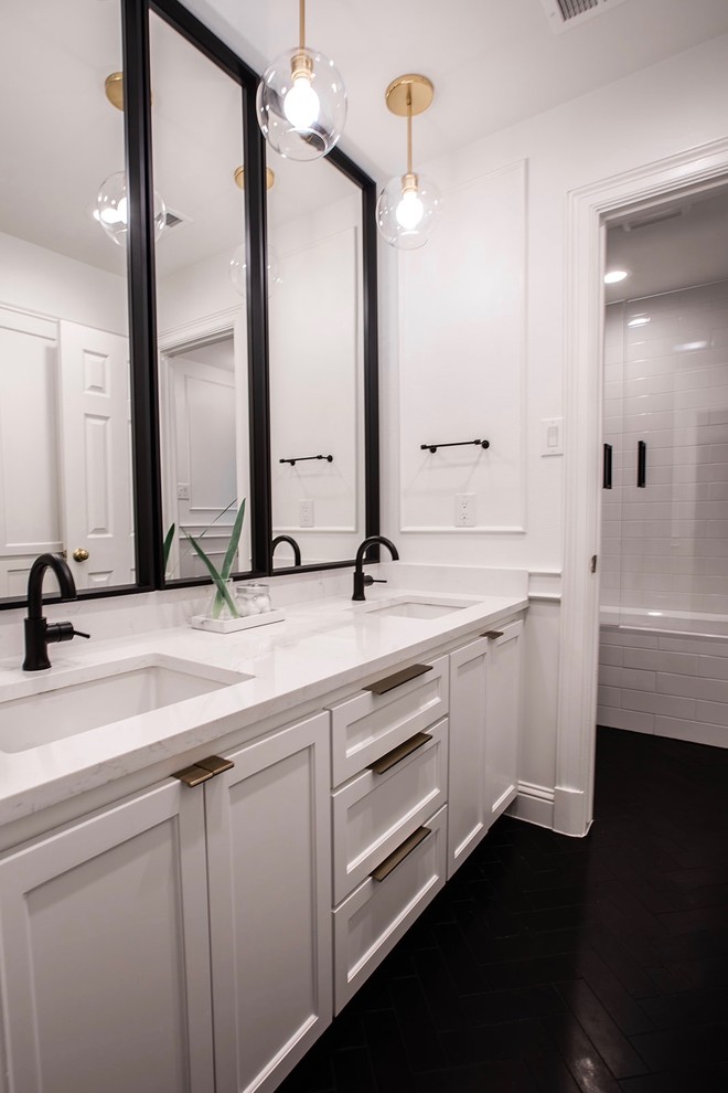 Свежая идея для дизайна: маленькая ванная комната в стиле неоклассика (современная классика) с фасадами в стиле шейкер, белыми фасадами, накладной ванной, душем над ванной, раздельным унитазом, белой плиткой, керамогранитной плиткой, белыми стенами, полом из известняка, душевой кабиной, врезной раковиной, столешницей из искусственного кварца, черным полом, душем с распашными дверями и белой столешницей для на участке и в саду - отличное фото интерьера