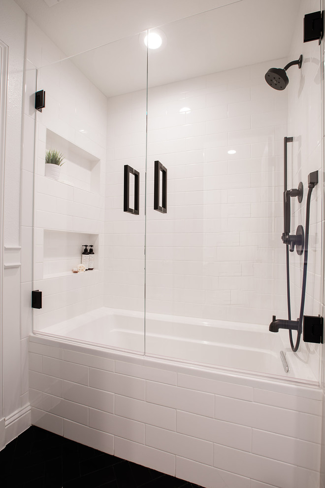 Пример оригинального дизайна: маленькая ванная комната в стиле неоклассика (современная классика) с белыми фасадами, накладной ванной, душем над ванной, раздельным унитазом, белой плиткой, керамогранитной плиткой, белыми стенами, полом из известняка, душевой кабиной, врезной раковиной, столешницей из искусственного кварца, черным полом, душем с распашными дверями и белой столешницей для на участке и в саду