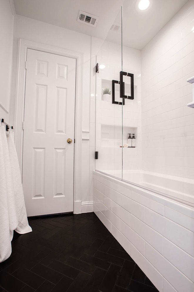 Bild på ett litet vintage vit vitt badrum med dusch, med skåp i shakerstil, vita skåp, ett platsbyggt badkar, en dusch/badkar-kombination, en toalettstol med separat cisternkåpa, vit kakel, porslinskakel, vita väggar, kalkstensgolv, ett undermonterad handfat, bänkskiva i kvarts, svart golv och dusch med gångjärnsdörr