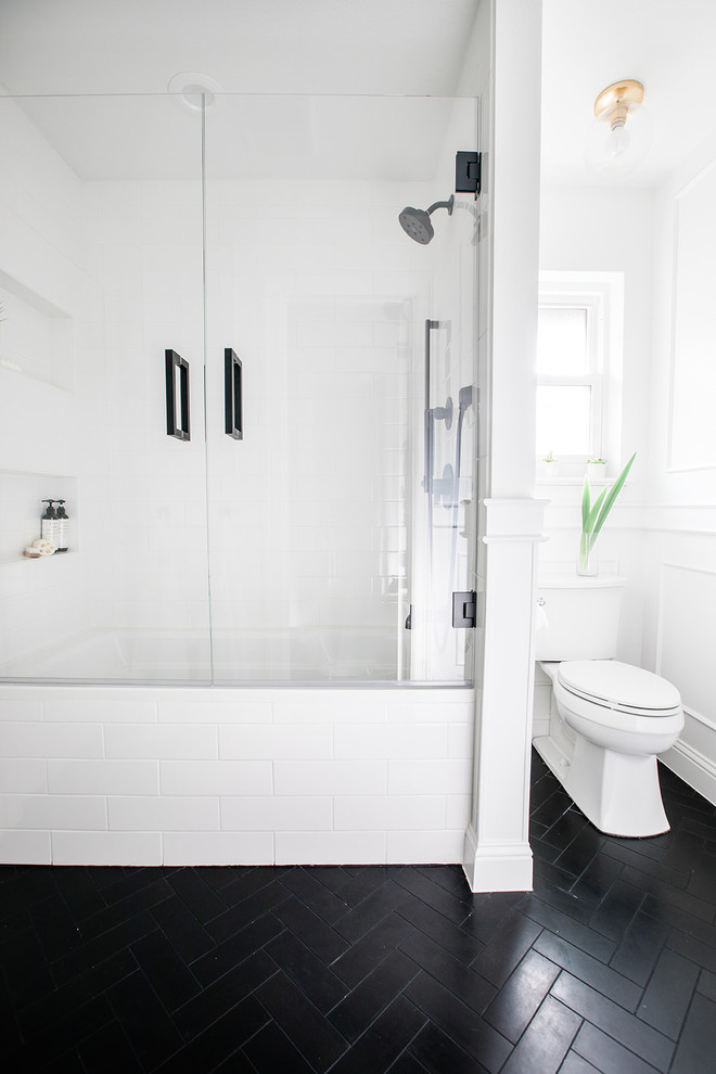 Свежая идея для дизайна: маленькая ванная комната в стиле неоклассика (современная классика) с фасадами в стиле шейкер, белыми фасадами, накладной ванной, душем над ванной, раздельным унитазом, белой плиткой, керамогранитной плиткой, белыми стенами, полом из известняка, душевой кабиной, врезной раковиной, столешницей из искусственного кварца, черным полом, душем с распашными дверями и белой столешницей для на участке и в саду - отличное фото интерьера