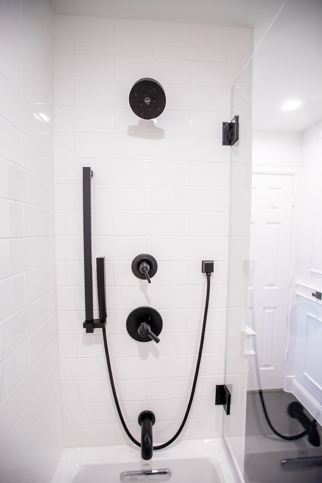 Idéer för små vintage vitt badrum med dusch, med skåp i shakerstil, vita skåp, ett platsbyggt badkar, en dusch/badkar-kombination, en toalettstol med separat cisternkåpa, vit kakel, porslinskakel, vita väggar, kalkstensgolv, ett undermonterad handfat, bänkskiva i kvarts, svart golv och dusch med gångjärnsdörr