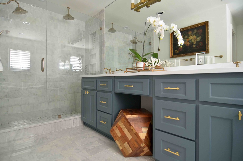 Immagine di una stanza da bagno padronale chic di medie dimensioni con ante in stile shaker, ante grigie, doccia alcova, piastrelle multicolore, piastrelle di marmo e top in quarzo composito