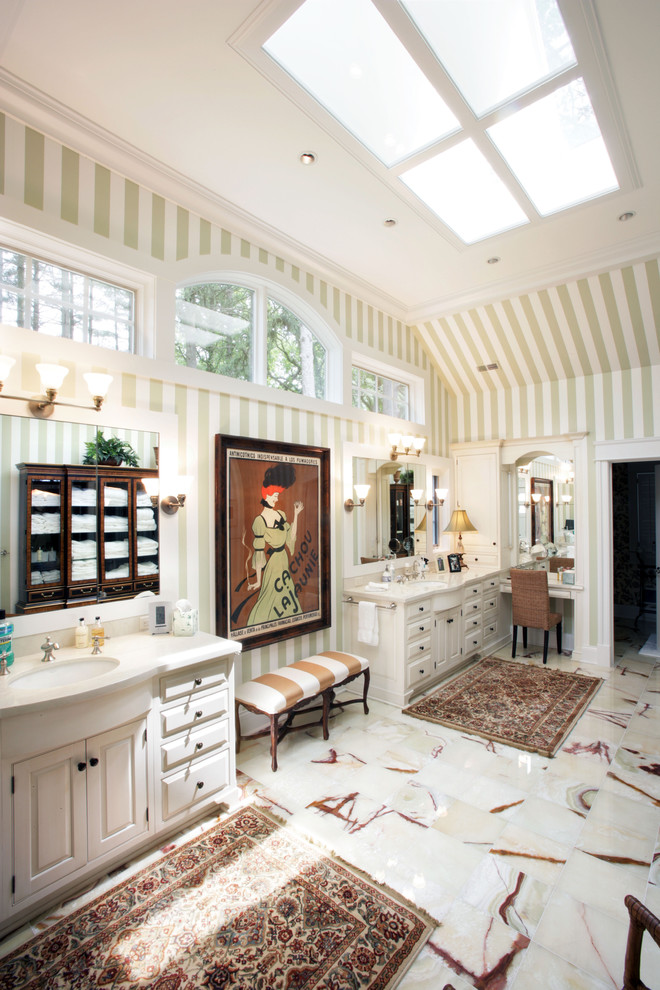 Exempel på ett stort klassiskt en-suite badrum, med ett undermonterad handfat, luckor med upphöjd panel, vita skåp, flerfärgade väggar, marmorgolv, marmorbänkskiva och vitt golv
