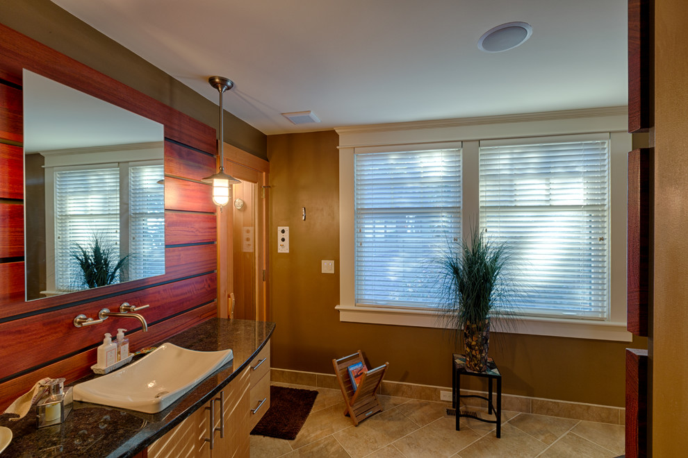 Foto på ett stort vintage en-suite badrum, med släta luckor, skåp i ljust trä, ett fristående handfat och beiget golv