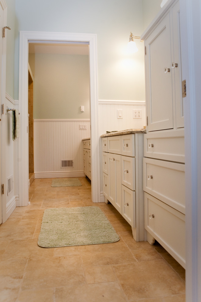 Exempel på ett stort klassiskt badrum, med skåp i shakerstil, vita skåp, granitbänkskiva, brun kakel, blå väggar och kalkstensgolv