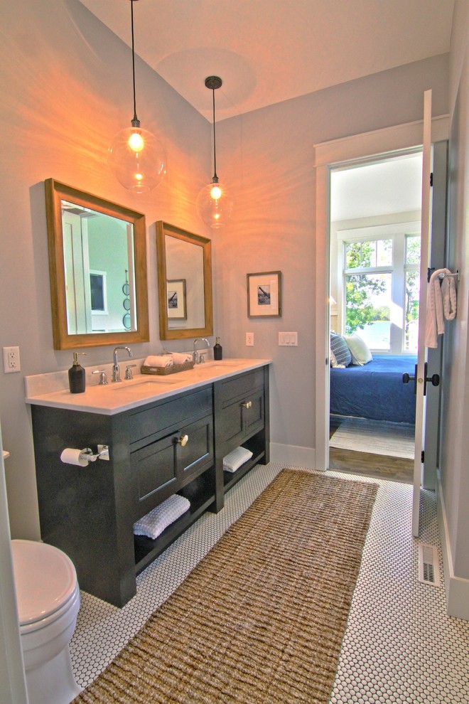 Diseño de cuarto de baño rústico con paredes grises, encimera de granito y suelo blanco