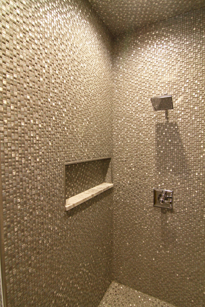 Idee per una stanza da bagno moderna con piastrelle grigie, pareti grigie, pavimento con piastrelle in ceramica, pavimento grigio e doccia aperta