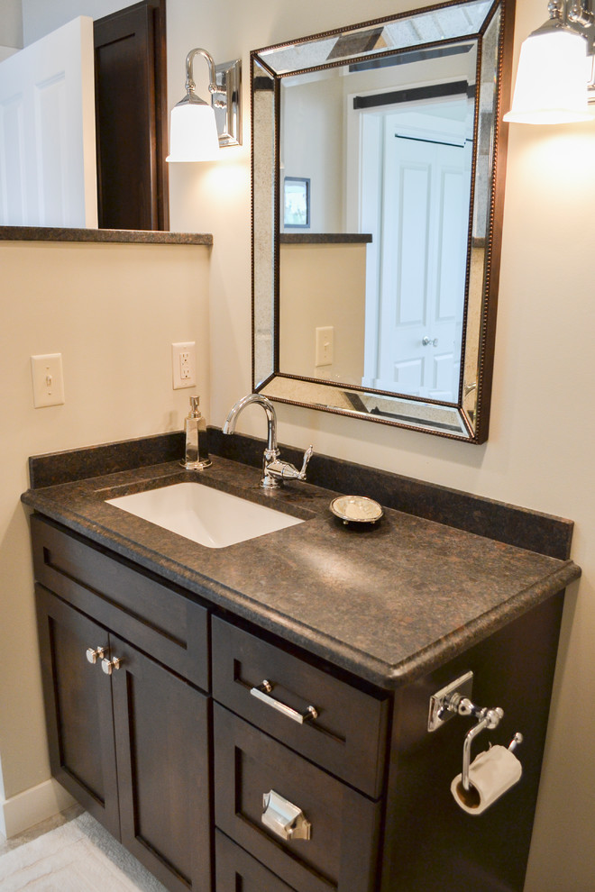 Foto de cuarto de baño principal clásico renovado de tamaño medio con armarios con paneles lisos, puertas de armario marrones, lavabo bajoencimera, encimera de granito y encimeras marrones