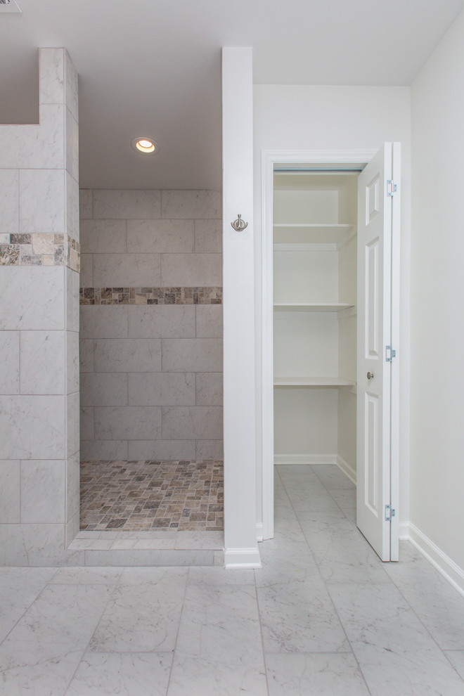 Пример оригинального дизайна: главная ванная комната среднего размера в современном стиле с фасадами с утопленной филенкой, черными фасадами, открытым душем, белой плиткой, белым полом, открытым душем, каменной плиткой, полом из керамогранита и мраморной столешницей