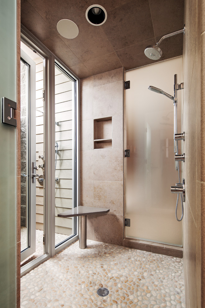 Idéer för ett modernt badrum, med grå kakel, porslinskakel och klinkergolv i småsten