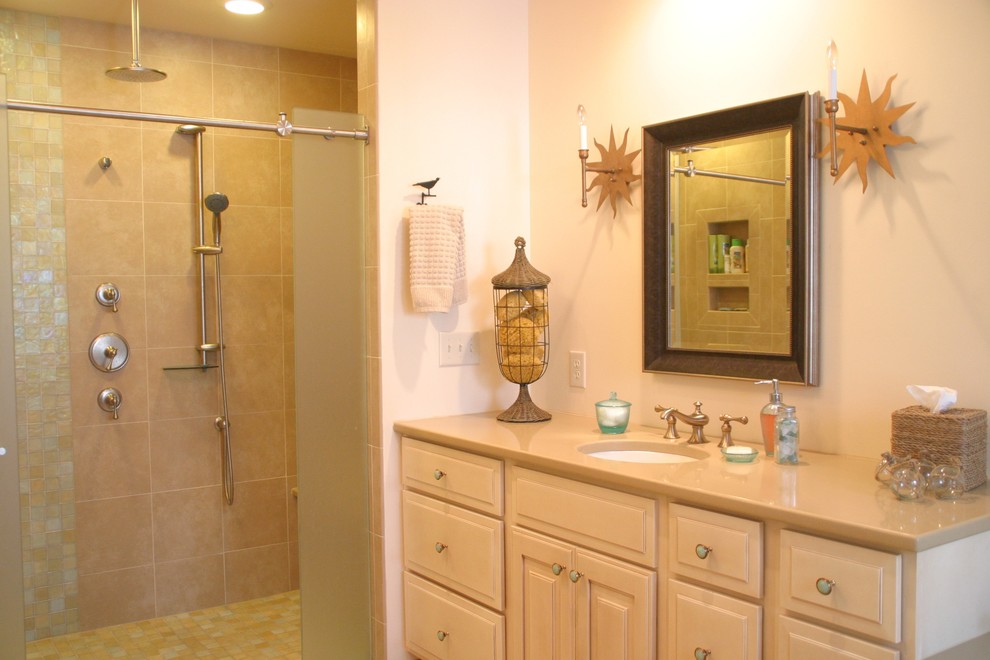 Modern inredning av ett mellanstort badrum med dusch, med luckor med upphöjd panel, vita skåp, bänkskiva i kvarts, en dusch i en alkov, en toalettstol med separat cisternkåpa, beige kakel, keramikplattor, beige väggar, ett undermonterad handfat och dusch med skjutdörr