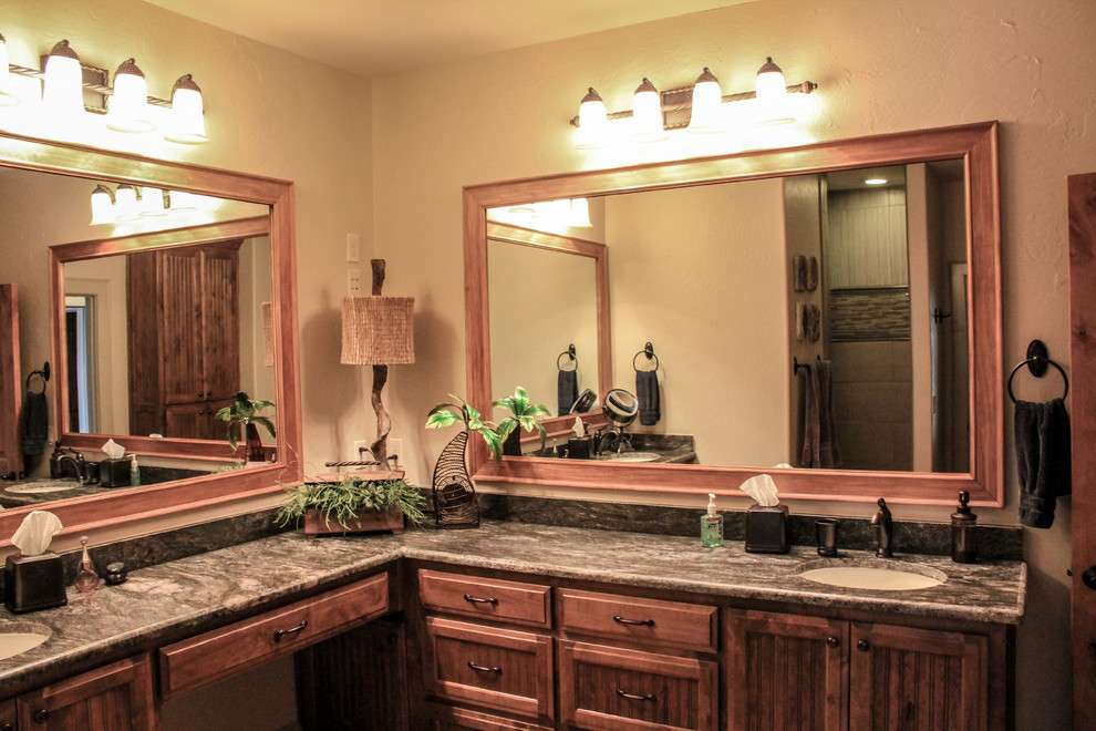Ejemplo de cuarto de baño principal rústico grande con lavabo encastrado, armarios con paneles con relieve, puertas de armario con efecto envejecido y paredes beige