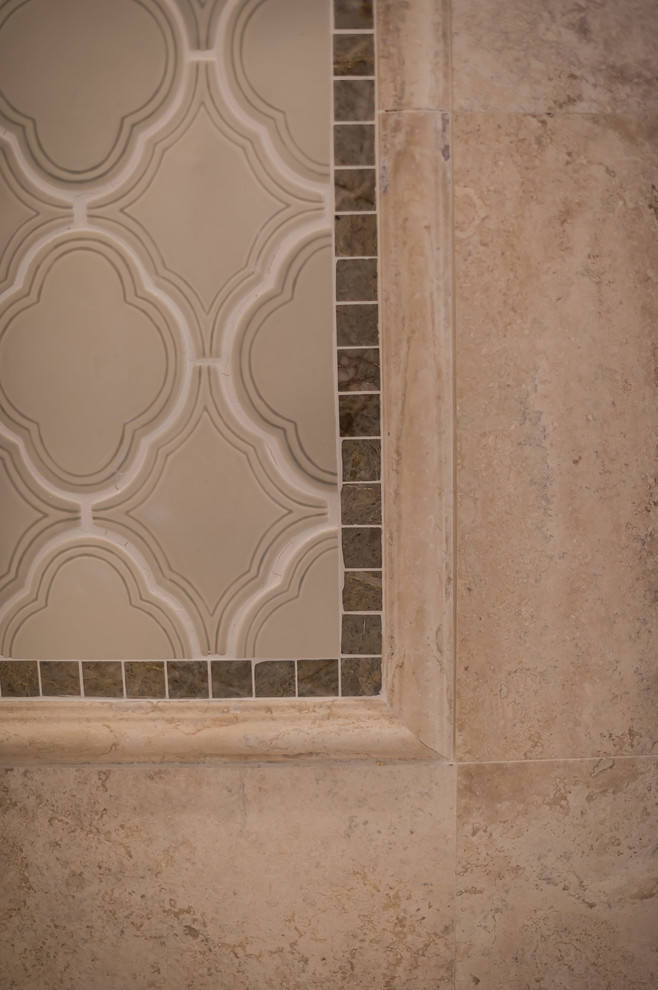 Idee per una stanza da bagno padronale classica di medie dimensioni con vasca da incasso, piastrelle beige, piastrelle in gres porcellanato, pareti beige, pavimento in gres porcellanato e pavimento beige