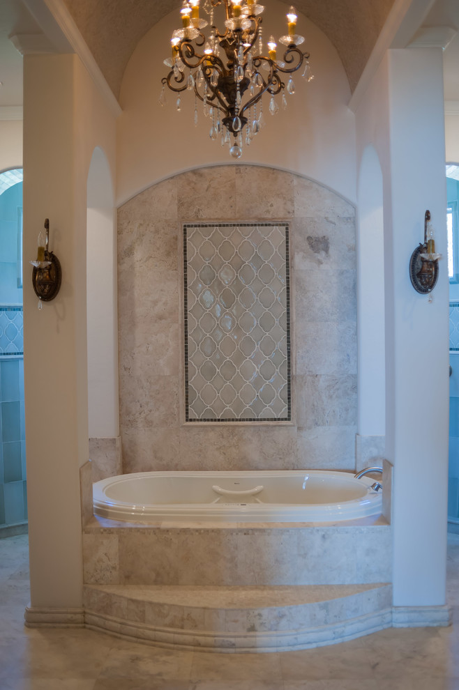 Пример оригинального дизайна: главная ванная комната среднего размера в стиле неоклассика (современная классика) с накладной ванной, бежевой плиткой, керамогранитной плиткой, бежевыми стенами, полом из керамогранита и бежевым полом