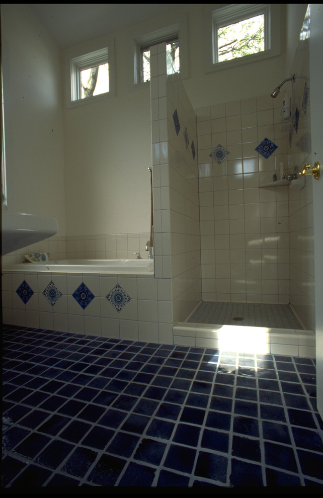 Inspiration för klassiska badrum, med ett hörnbadkar, en hörndusch, vit kakel, stenkakel, vita väggar och klinkergolv i keramik