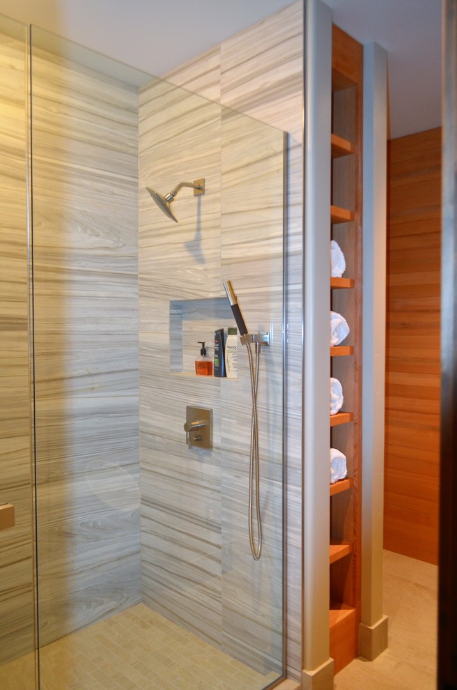 Exempel på ett mellanstort industriellt badrum för barn, med möbel-liknande, bruna skåp, en dusch i en alkov, ett urinoar, flerfärgad kakel, porslinskakel, bruna väggar, klinkergolv i porslin, ett undermonterad handfat, granitbänkskiva, beiget golv och dusch med gångjärnsdörr