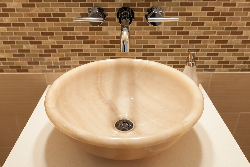 Idéer för att renovera ett mellanstort eklektiskt badrum, med ett fristående handfat, släta luckor, skåp i ljust trä, bänkskiva i kvarts, ett badkar i en alkov, en dusch/badkar-kombination, en toalettstol med separat cisternkåpa, beige kakel, porslinskakel, orange väggar och klinkergolv i porslin