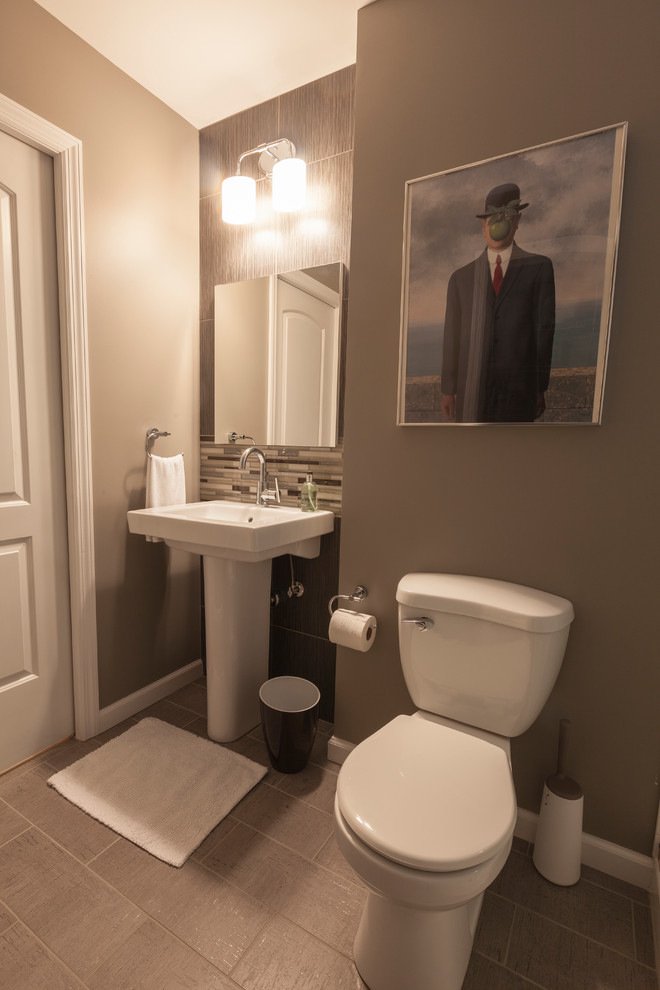 Foto på ett litet eklektiskt badrum, med ett piedestal handfat, en dusch i en alkov, en toalettstol med separat cisternkåpa, grå kakel, porslinskakel, grå väggar och klinkergolv i porslin